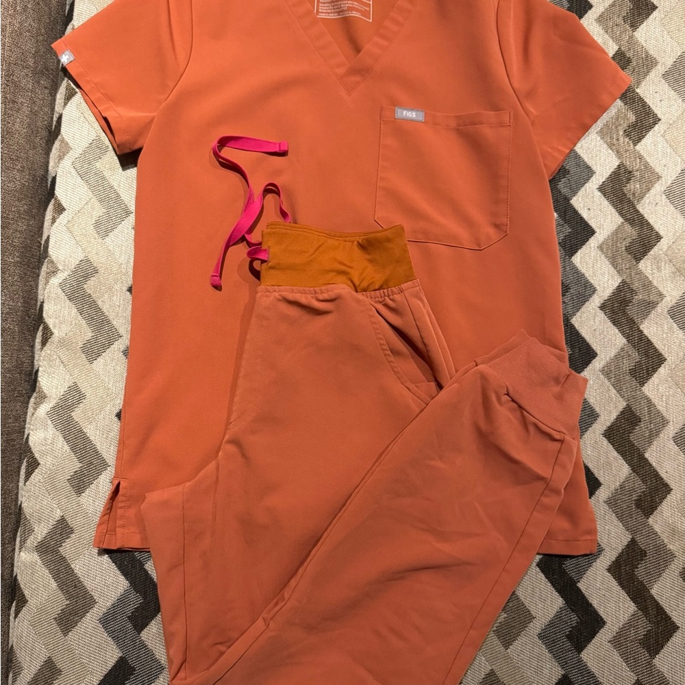 XS/XSP Figs terracotta scrub set 🧡 with pink drawstrings 🩷